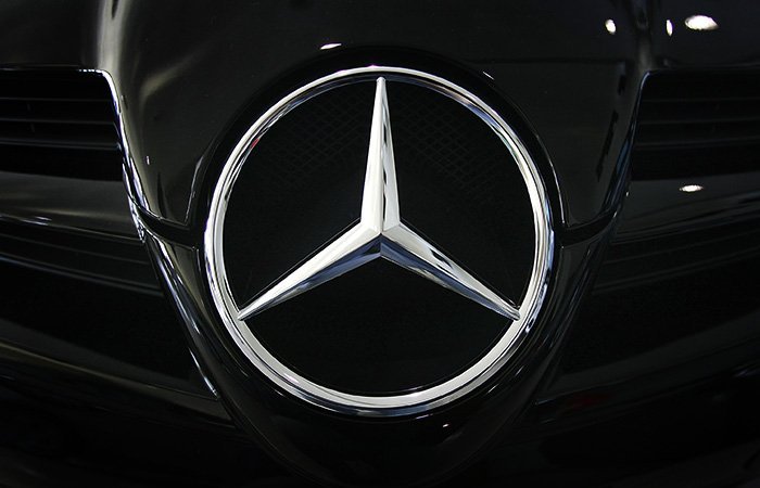 Mercedes продаст доли в российских "дочках" дилеру "Автодом"