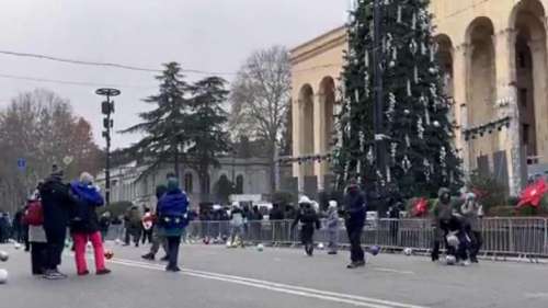 В Грузии протестующие устроили игру в "футбол" перед зданием парламента (видео)