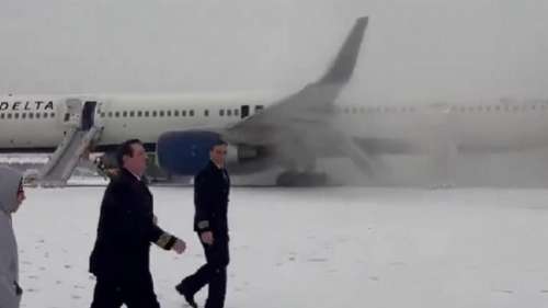 Двигатель самолета задымился на взлетной полосе в США: пассажиров экстренно эвакуировали (видео)